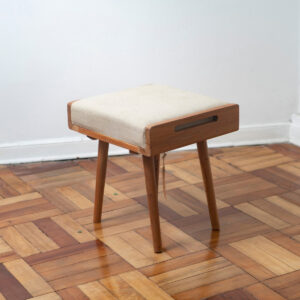 Banco de madera con asiento tapizado