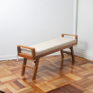 Banco de madera con asiento tapizado